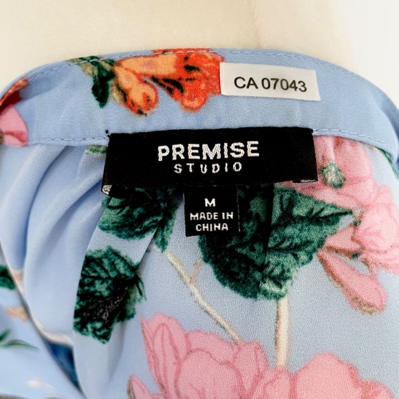 *SOLD* Blue Floral Short Sleeve Blouse - Size M - Picture 10 of 11